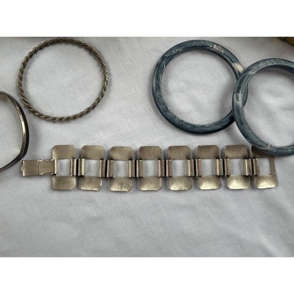 Vintage Bracelet Lot, 10 Bracelets, Wood, Plastic, Silver Toned Metal - Picture 4 of 8